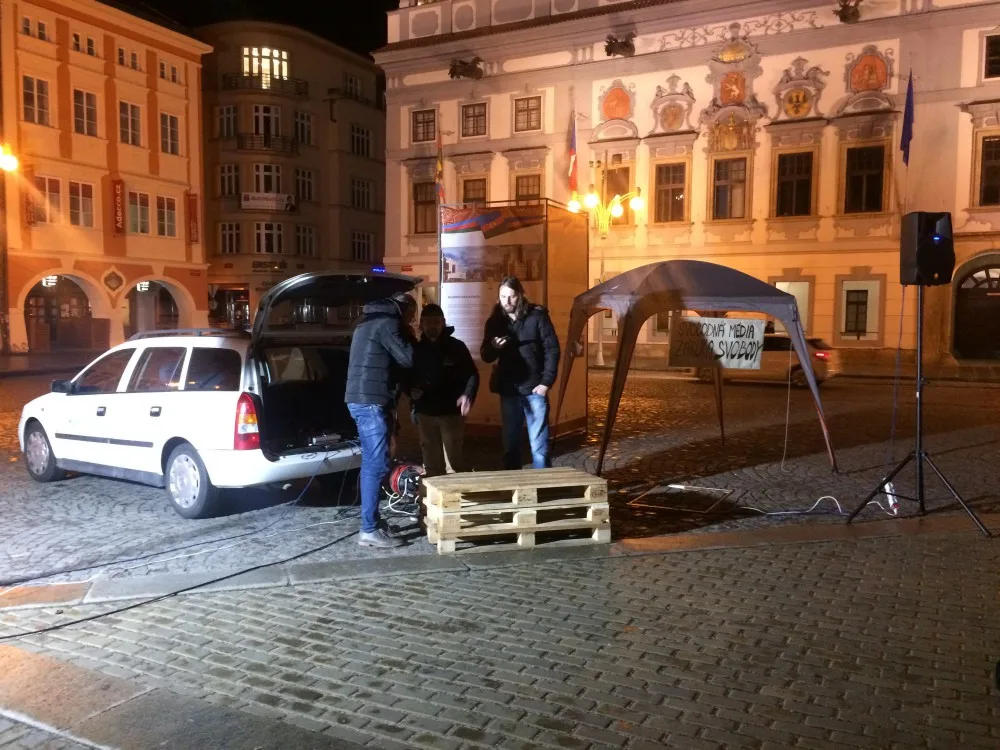 Lidé přišli na budějcké náměstí podpořit demonstraci za zachování svobody slova a médií