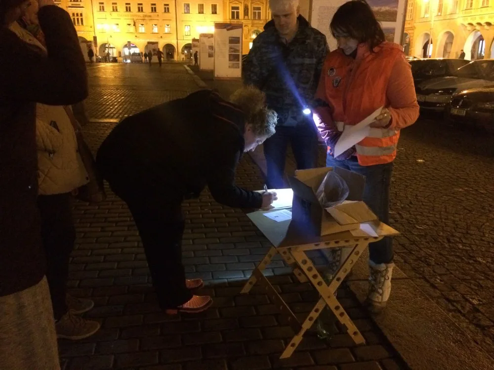 Lidé přišli na budějcké náměstí podpořit demonstraci za zachování svobody slova a médií