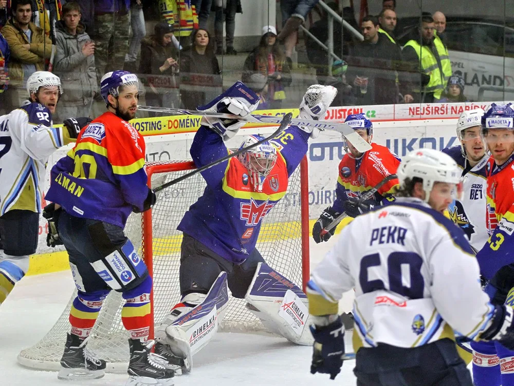 Nepřehledná situace před Kváčou, kdy puk padal z výšky před jeho svatyni