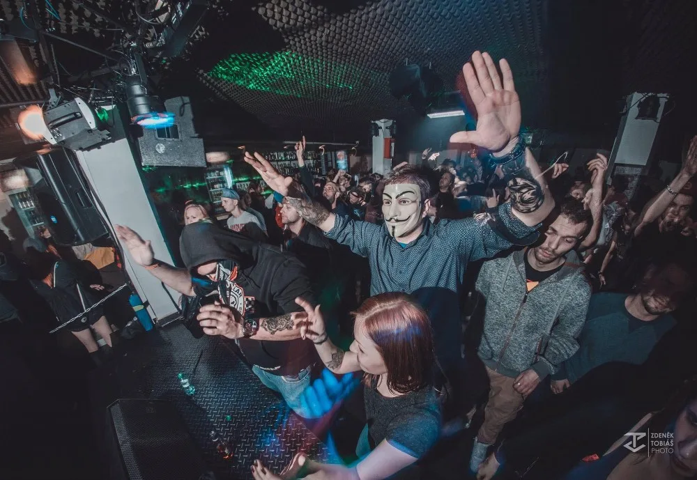Zlomené beaty ovládnou českobudějovický klub K2, kde vypukne další XL edice drum&amp;bassového šílenství Toxymoron už zítra, v pátek 16. března.
