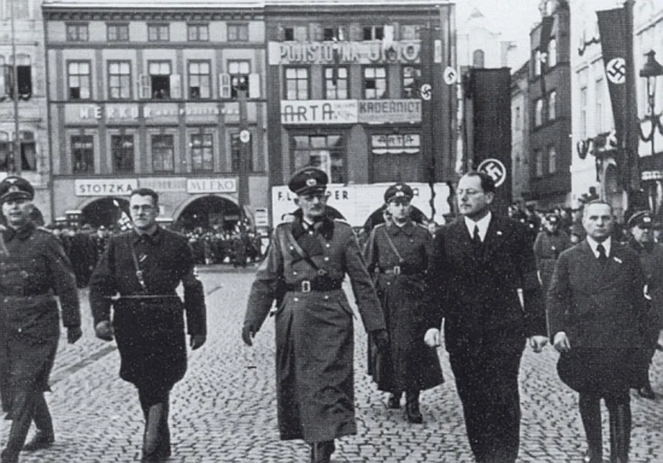 15. března 1939 před budějckou radnicí. Nalevo od generála von Weichse a městského komisaře Friedricha Davida kráčí Hans Westen.