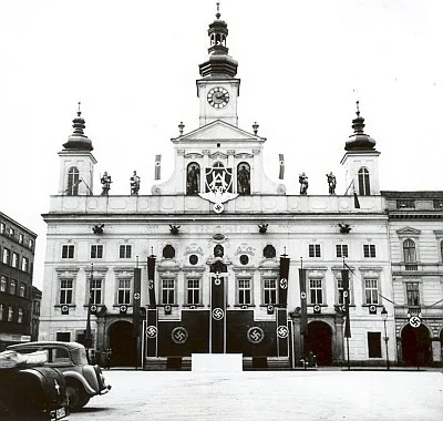 Takto byla znetvořena českobudějovická radnice k padesátinám Adolfa Hitlera v dubnu 1939.