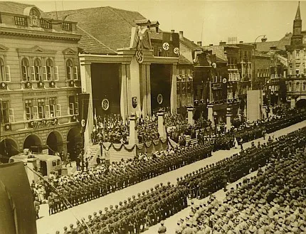 Tribuna krajského sněmu NSDAP na budějovickém náměstí v červnu 1939, kde stanul Hans Westen jako komisařský krajský vůdce.