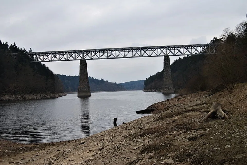 Správa železniční dopravní cesty chystá opravu mostu přes vodní nádrž Orlík u Červené nad Vltavou na Písecku.