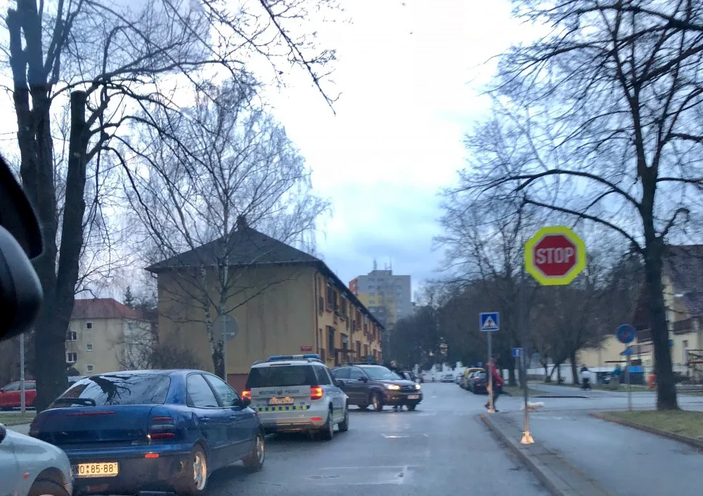 Nové značení v Neplachově ulici směrem k hřbitovu.