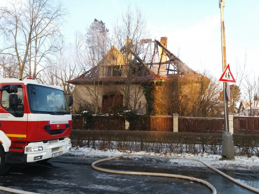 Při požáru rodinného domu v Čimelicích na Písecku uhořeli dva lidé.