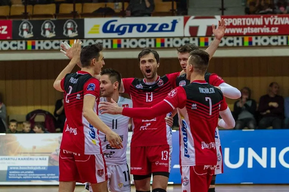 Ve čtvrtfinálové sérii play-off extraligy mužů proti Ústí nad Labem se budějčtí volejbalisté ujali vedení, když v první bitvě před domácím publikem zvítězili ve třech setech.