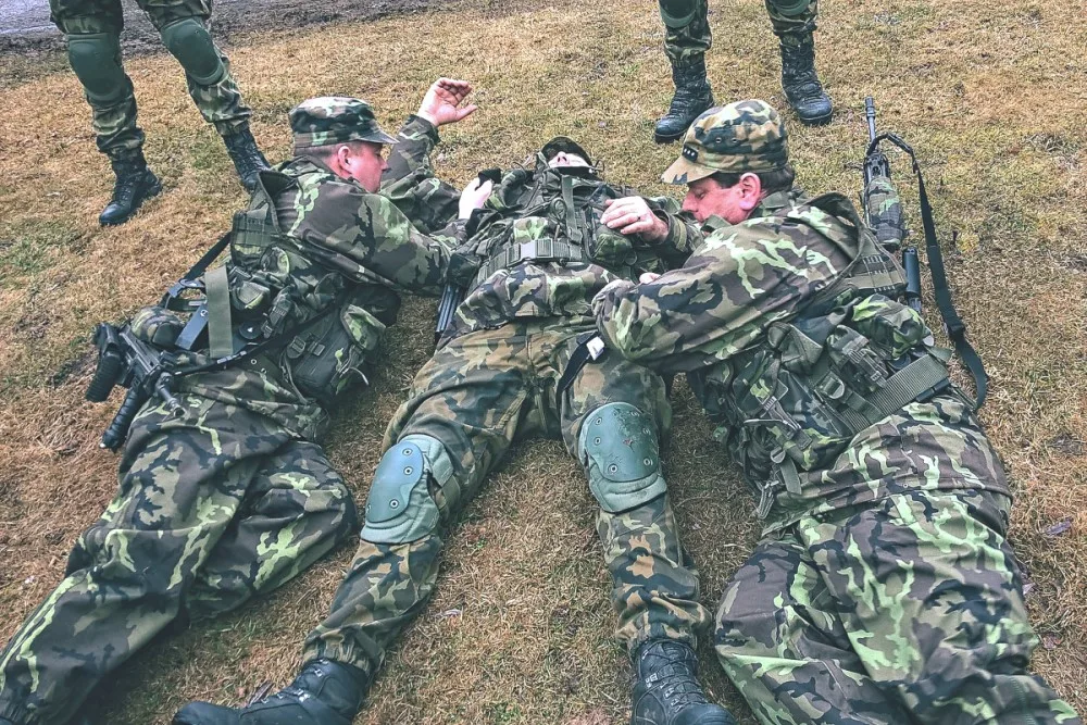 Nacvičovali, jak pod palbou zastavit masivní končetinové krvácení.