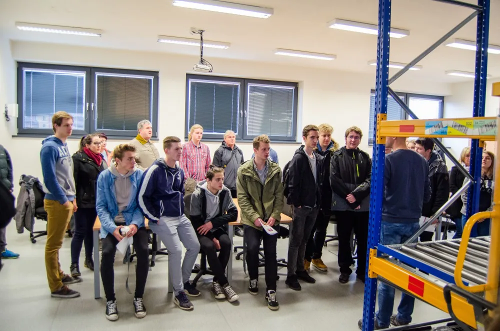 Do laboratoří Katedry dopravy a logistiky chodí nejen vysokoškoláci, ale při dnech otevřených dveří si je prohlédnou i zájemci o studium.