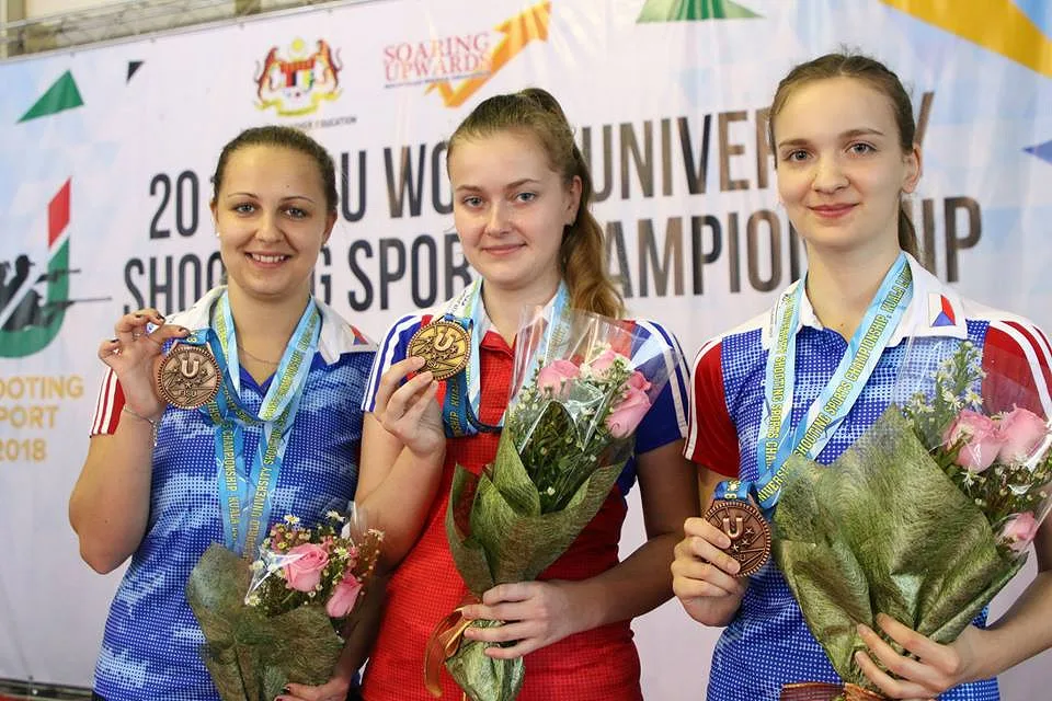 Bronzové trio českých střelkyň. Nikola Foistová (uprostřed) z Českých Budějovic si na světovém šampionátu akademiků vystřílela ještě individuální stříbro.