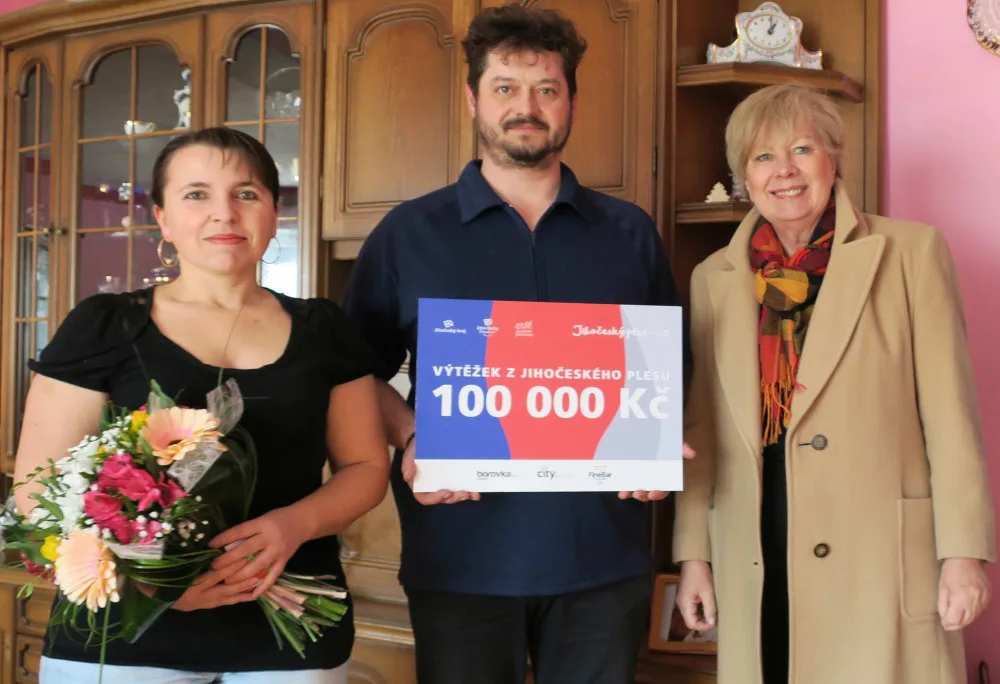 Šek na sto tisíc korun předala jedenáctileté Evě Láskové, respektive jejím rodičům, jihočeská hejtmanka Ivana Stráská v Záluží u Budislavě na Táborsku, kde dívka s rodiči a čtyřmi bratry žije.