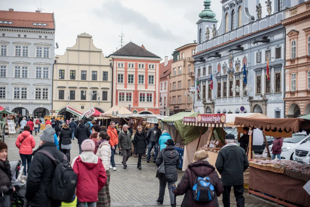 Jarní trhy na náměstí Přemysla Otakara II. v Českých Budějovicích.