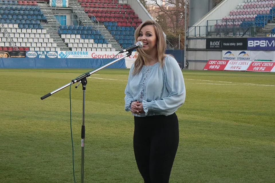 Katka Říhová zpívala českou hymnu před mezinárodním fotbalovým zápasem na stadionu v Olomouci.