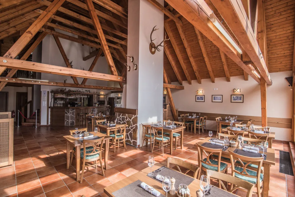 Restaurace je momentálně otevřena v zimním zkráceném provozu ve všední dny od šestnácti, o víkendu od půl jedenácté vždy do deseti večer.