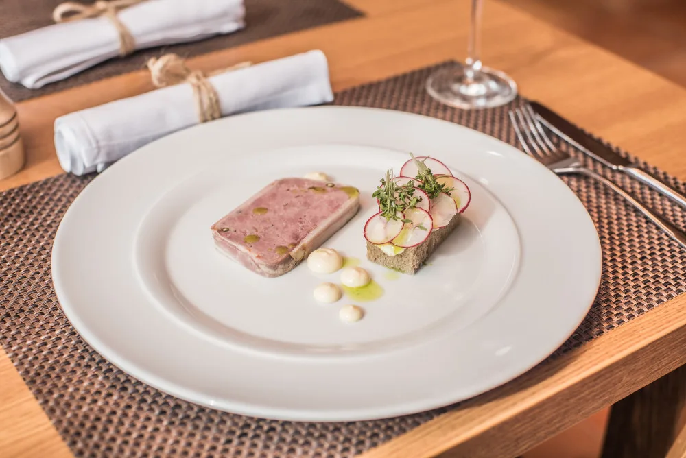 Menu v restauraci Lovecká chata, která patří k čtyřhvězdičkovému Parkhotelu v Hluboké nad Vltavou, dostalo zbrusu nový kabát.