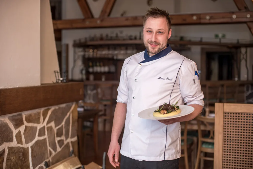 Šéfkuchaři Martinovi Pudilovi není ani třicet let, ale zkušeností má na rozdávání.