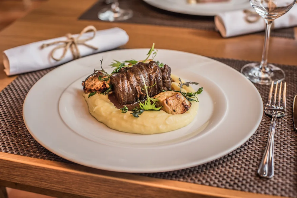 Menu v restauraci Lovecká chata, která patří k čtyřhvězdičkovému Parkhotelu v Hluboké nad Vltavou, dostalo zbrusu nový kabát.