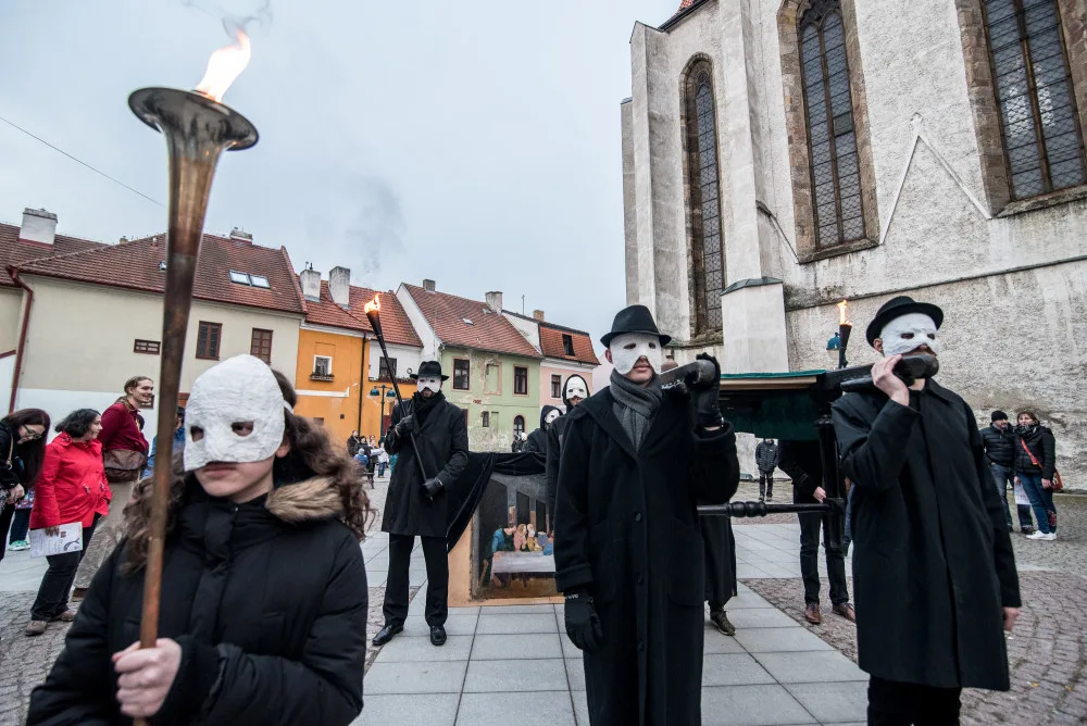 Tajemní hrkači rozeznívají budějcké ulice. Nezmeškejte působivé setkání