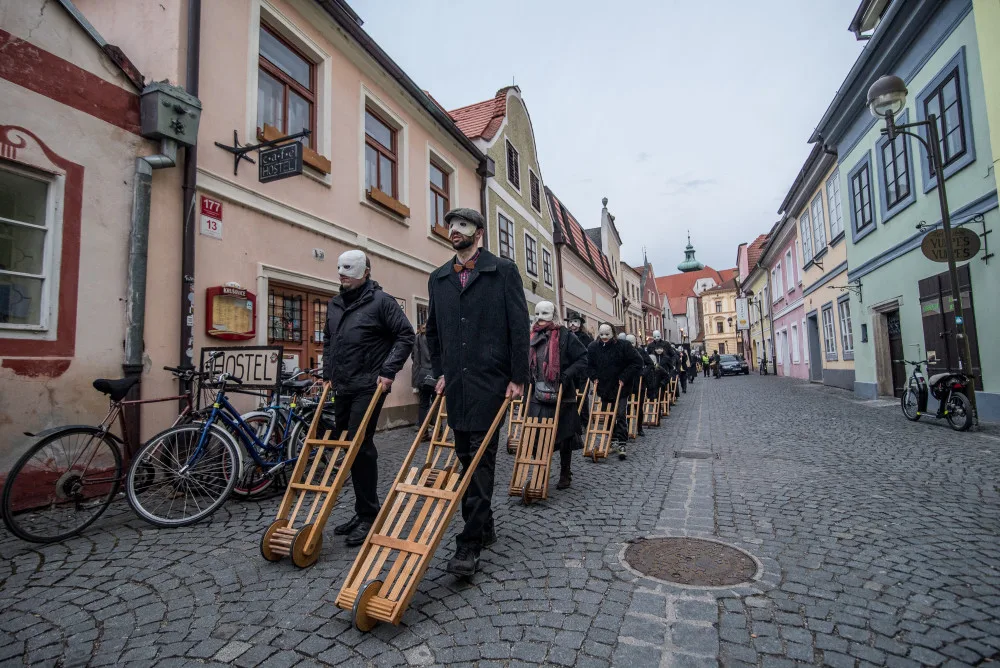 Tajemní hrkači rozeznívají budějcké ulice. Nezmeškejte působivé setkání.