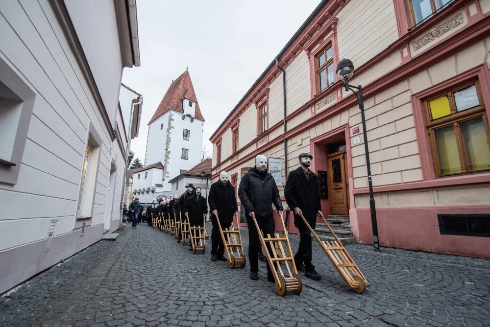 Tajemní hrkači rozeznívají budějcké ulice. Nezmeškejte působivé setkání.