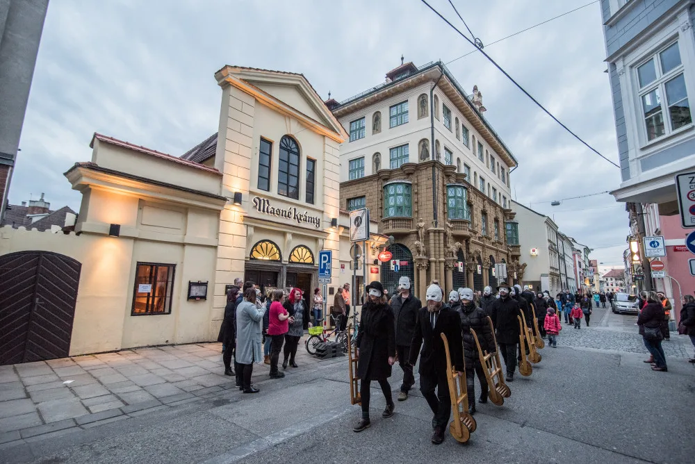 Tajemní hrkači rozeznívají budějcké ulice. Nezmeškejte působivé setkání.