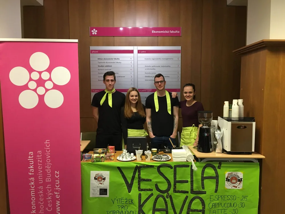Studenti prodávají kávu. Výtěžek půjde na podporu Potravinové banky.