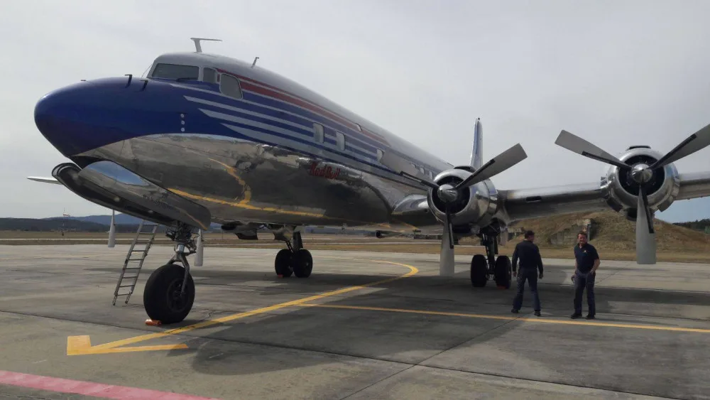 Douglas DC - 6 stáje Red Bull na stojánce Letiště České Budějovice