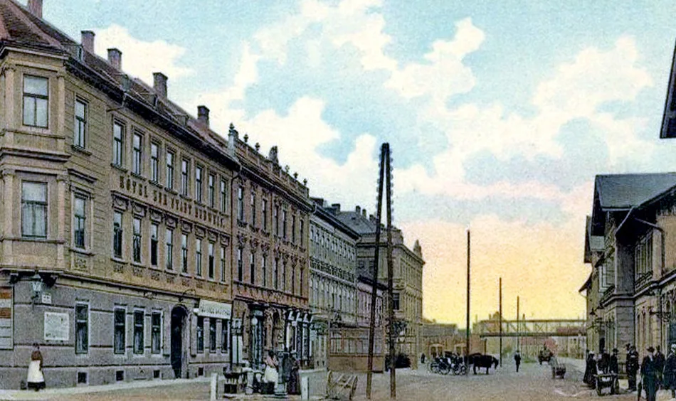 Nádražní třída před rokem 1908, toho času Nákladní třída, vpravo staré nádraží.
