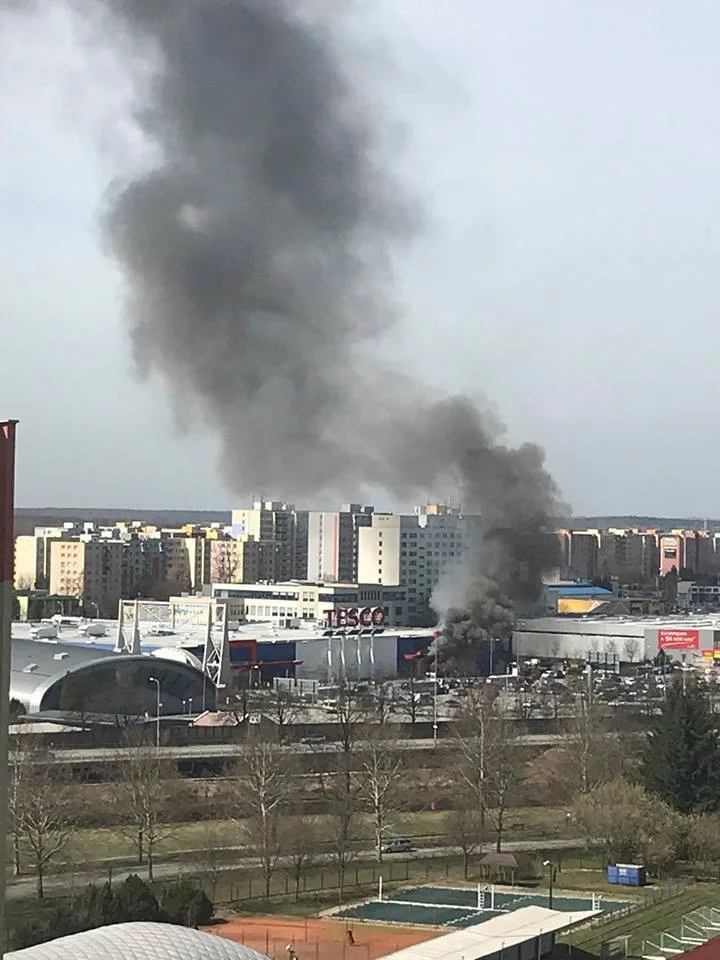 Požár stánku s občerstevním u budějckého Tesca.