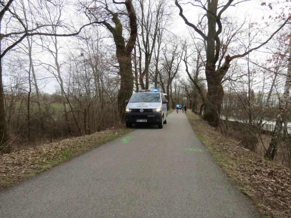 Policie vyšetřuje dopravní nehodu dvou cyklistů, kteří se střetli na cyklostezce mezi Bavorovicemi a Hlubokou nad Vltavou.