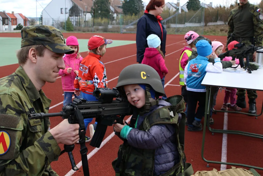 Ve středu 4. dubna zavítali vojáci do mateřské školy ve Volyni
