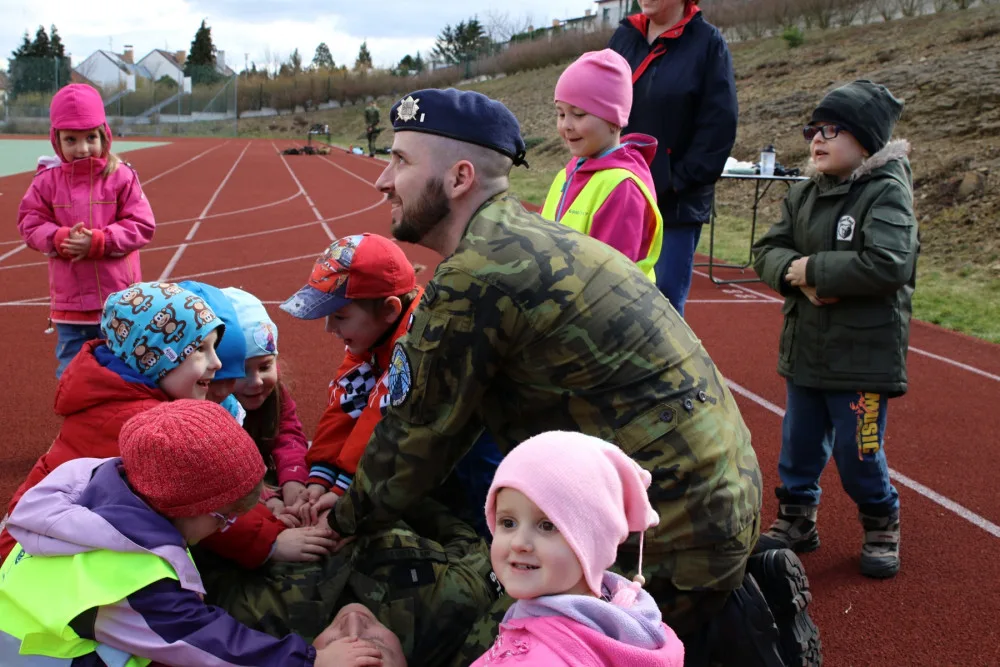 Ve středu 4. dubna zavítali vojáci do mateřské školy ve Volyni
