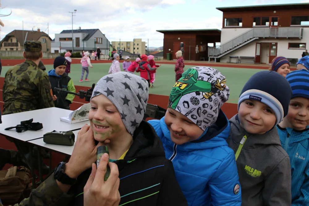 Ve středu 4. dubna zavítali vojáci do mateřské školy ve Volyni