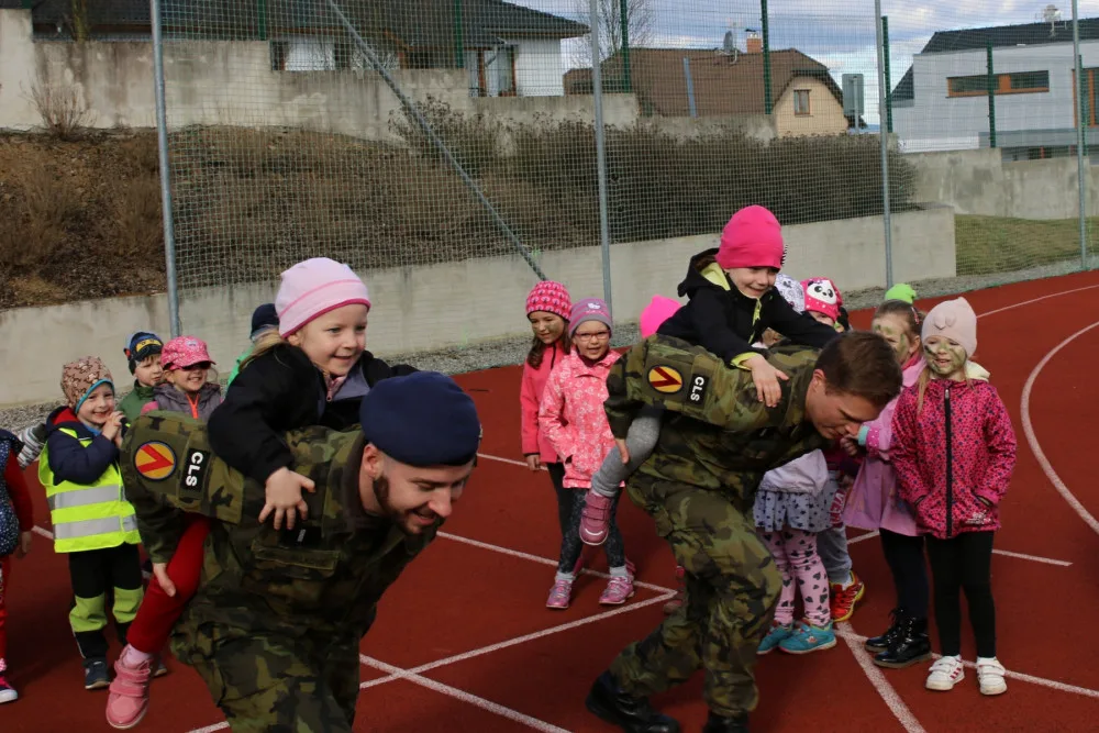 Ve středu 4. dubna zavítali vojáci do mateřské školy ve Volyni