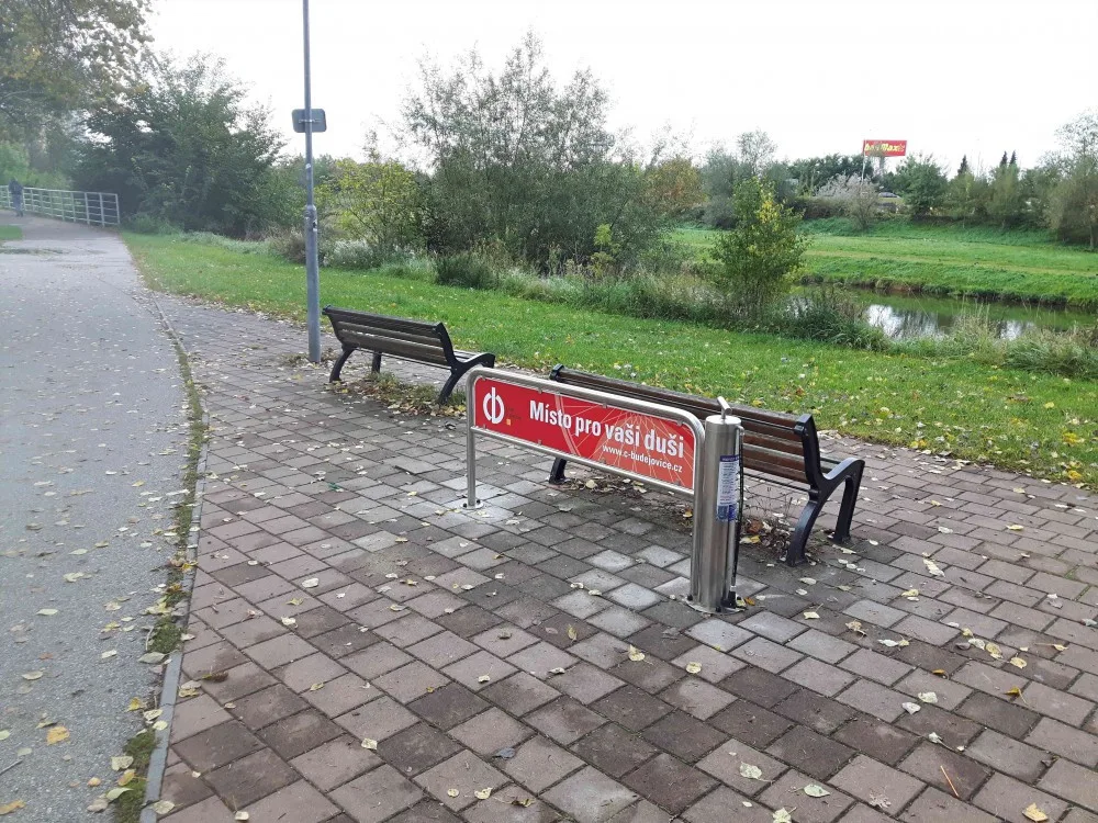 Cyklopumpa na cyklostezce u dětského hřiště v Plzeňské ulici ve směru na Hlubokou nad Vltavou.