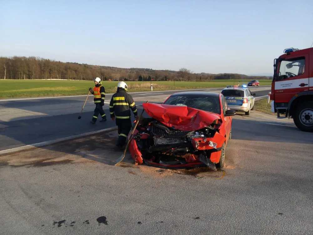 Vážná nehoda dvou aut v Protivíně si vyžádala pět zraněných osob