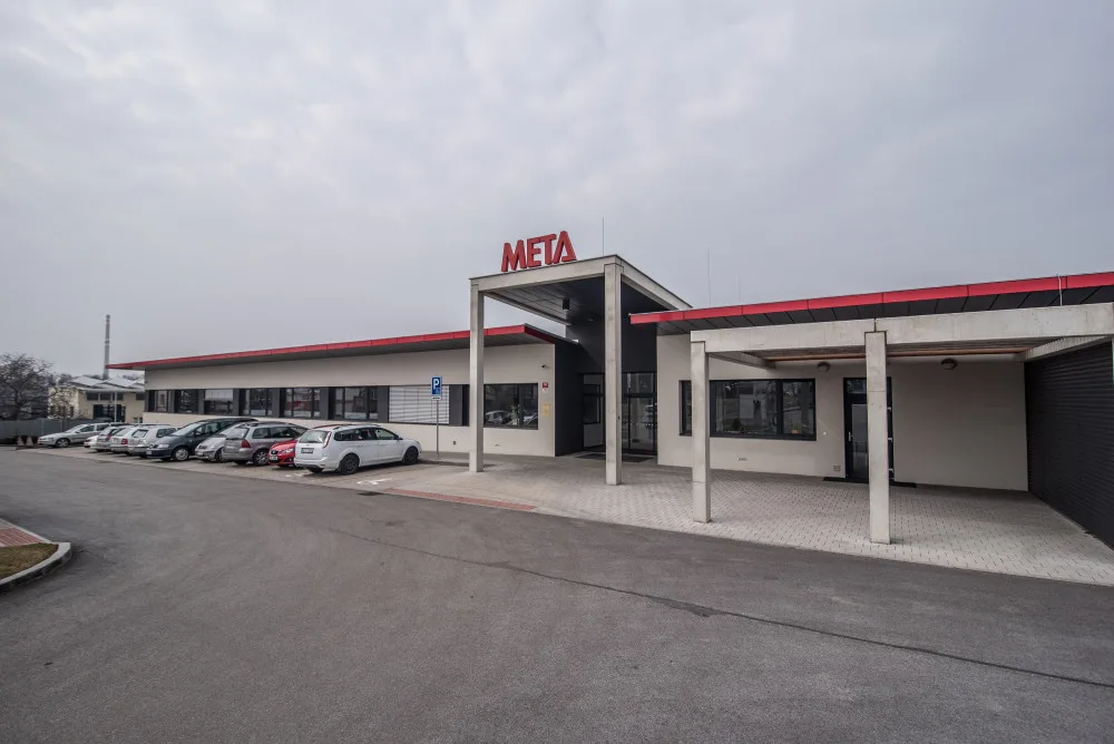 Firma META skladovací technika na Rudolfovské třídě v Českých Budějovicích patří mezi lídry ve výrobě ocelových konstrukcí a speciálních těžkých regálů pro průmysl a obchod.