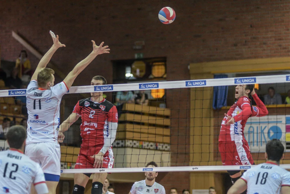 Volejbalisté Jihostroje podlehli ve třetím semifinále extraligy mužů Karlovarsku 2:3 a budou tak bojovat o bronz.