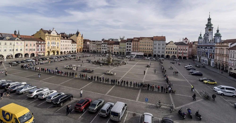 Lidský řetěz kolem celého náměstí Přemysla Otakara II. v Českých Budějovicích vytvořili účastníci piety.