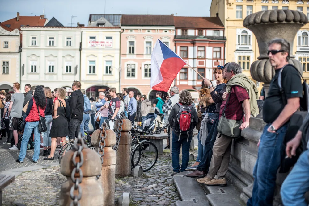 Pietní shromáždění za oběti koncentračního tábora v Letech u Písku se v pondělí 9. dubna uskutečnilo na náměstí Přemysla Otakara II. v Českých Budějovicích.