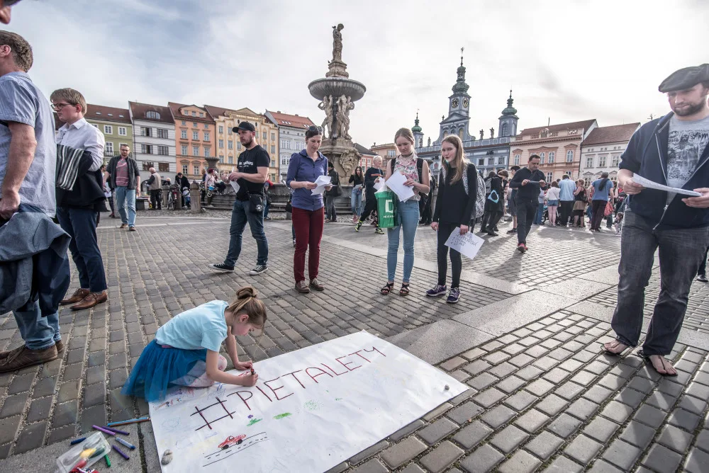 Pietní shromáždění za oběti koncentračního tábora v Letech u Písku se v pondělí 9. dubna uskutečnilo na náměstí Přemysla Otakara II. v Českých Budějovicích.