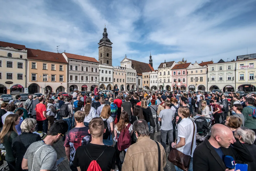 Pietní shromáždění za oběti koncentračního tábora v Letech u Písku se v pondělí 9. dubna uskutečnilo na náměstí Přemysla Otakara II. v Českých Budějovicích.