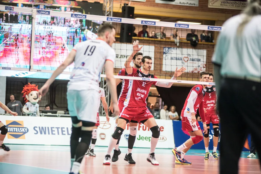 Volejbalisté Jihostroje podlehli ve třetím semifinále extraligy mužů Karlovarsku 2:3 a budou tak bojovat o bronz.