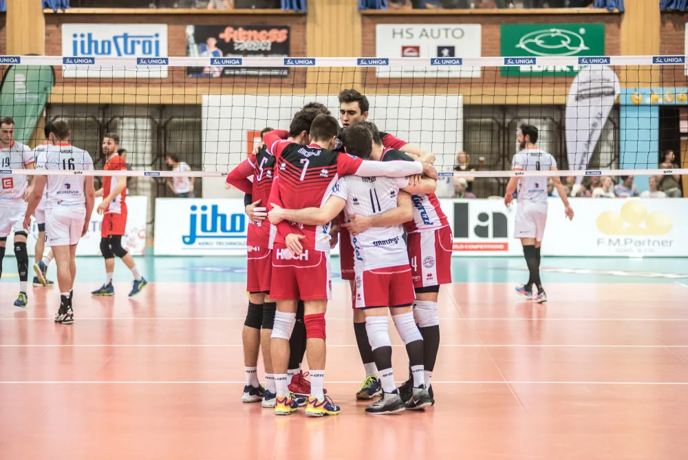 Volejbalisté Jihostroje podlehli ve třetím semifinále extraligy mužů Karlovarsku 2:3 a budou tak bojovat o bronz.