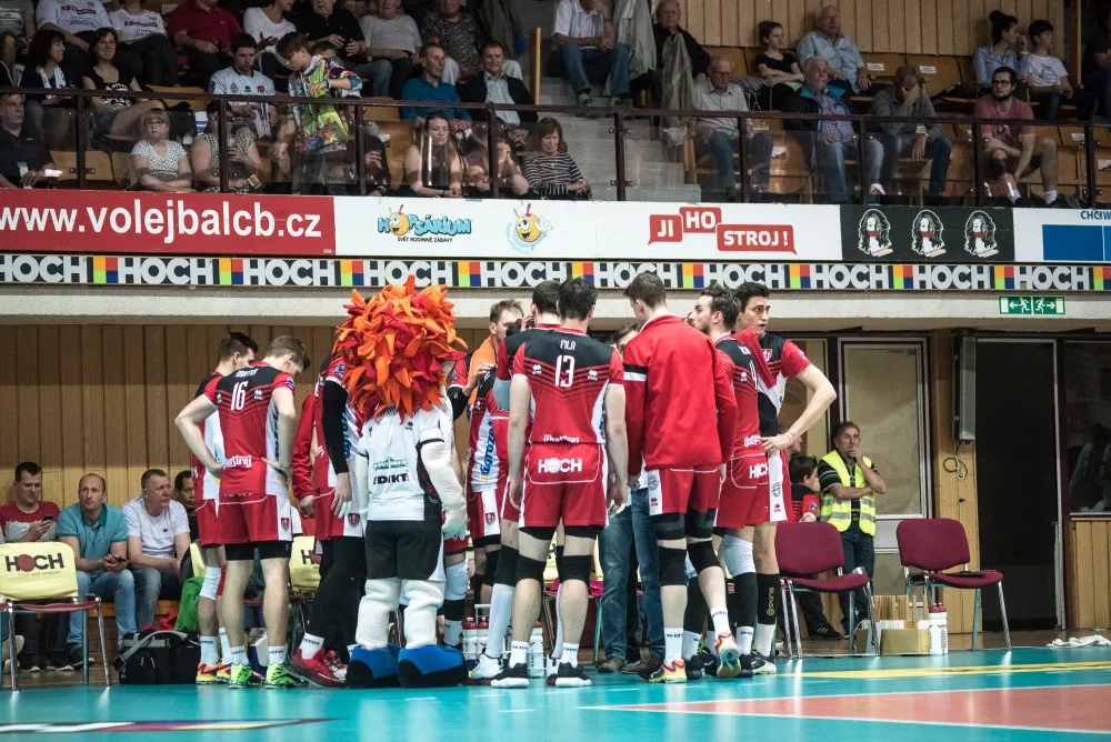 Volejbalisté Jihostroje podlehli ve třetím semifinále extraligy mužů Karlovarsku 2:3 a budou tak bojovat o bronz.