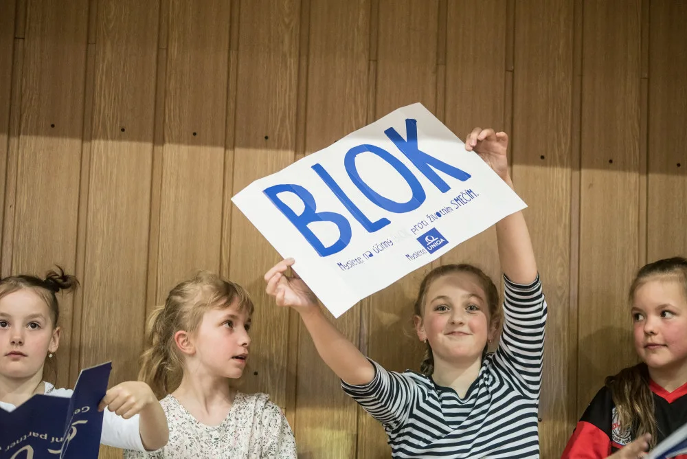 Volejbalisté Jihostroje podlehli ve třetím semifinále extraligy mužů Karlovarsku 2:3 a budou tak bojovat o bronz.