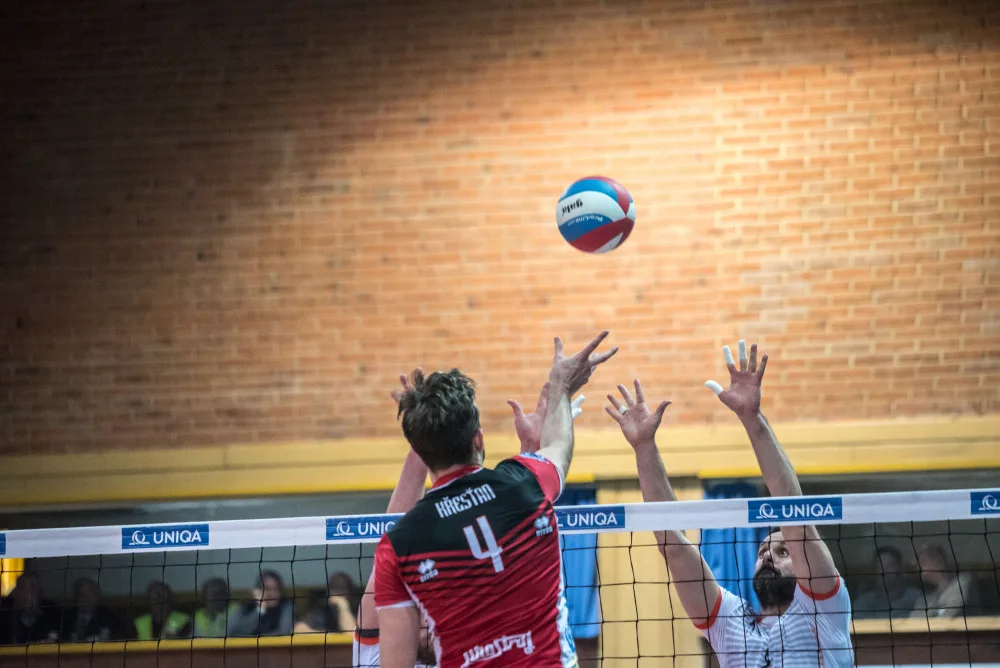 Volejbalisté Jihostroje podlehli ve třetím semifinále extraligy mužů Karlovarsku 2:3 a budou tak bojovat o bronz.