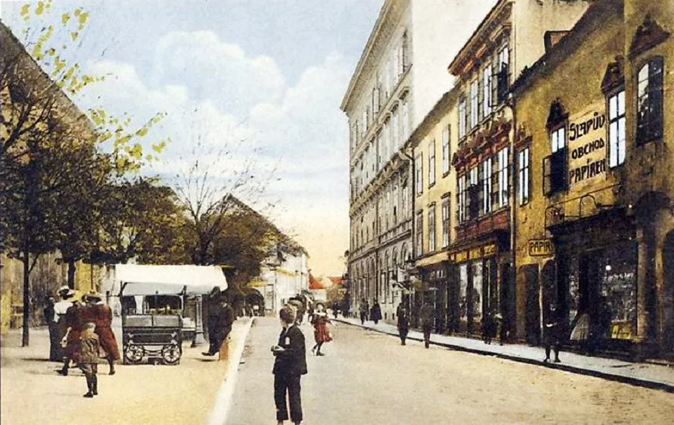 Kanovnická ulice od náměstí směrem k sadům před rokem 1911.