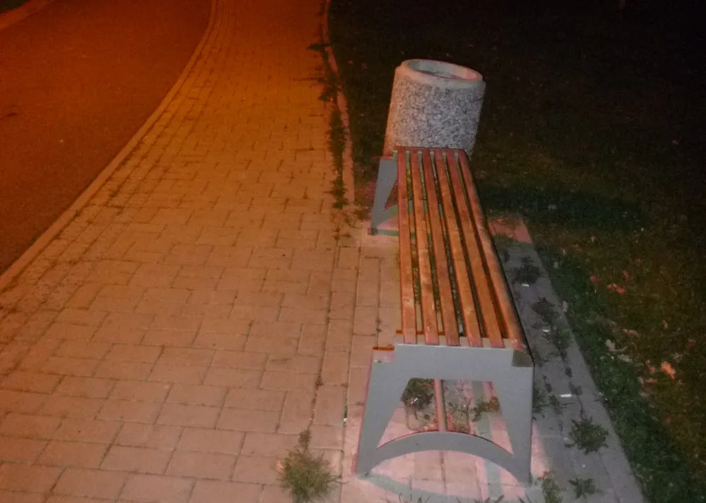 Lavička po posezení náctiletých chlapců.