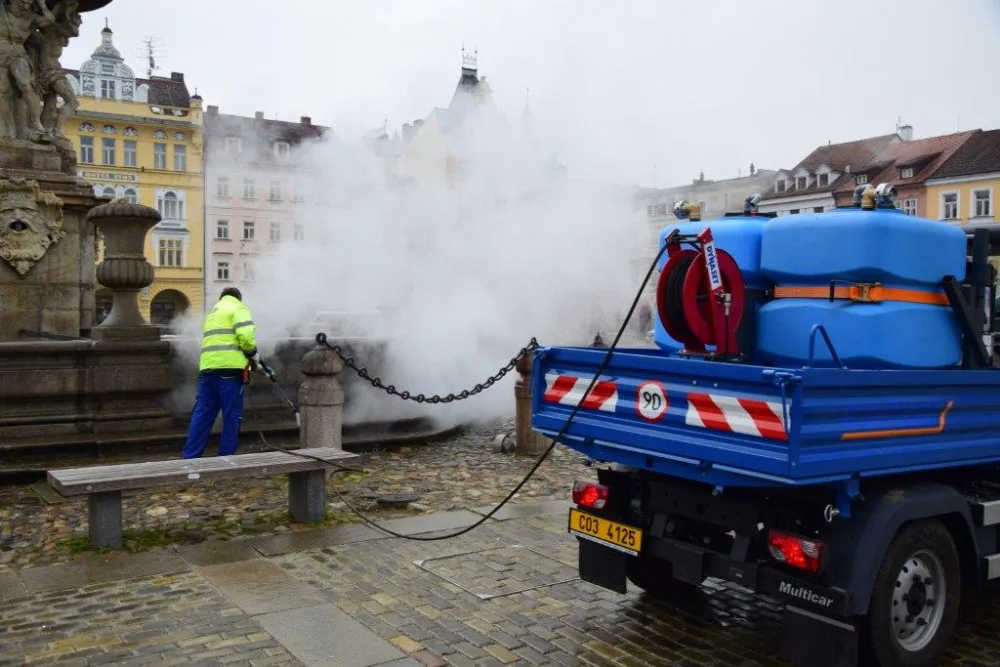 Od pondělí 16. dubna začne v rámci letní údržby komunikací na chodnících v Českých Budějovicích fungovat naprostá novinka, a to parní čistič.